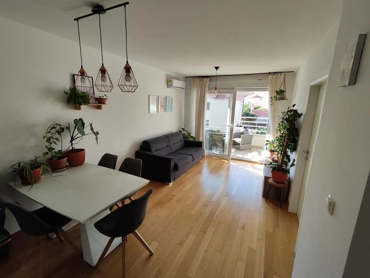 Lucy Apartment Split