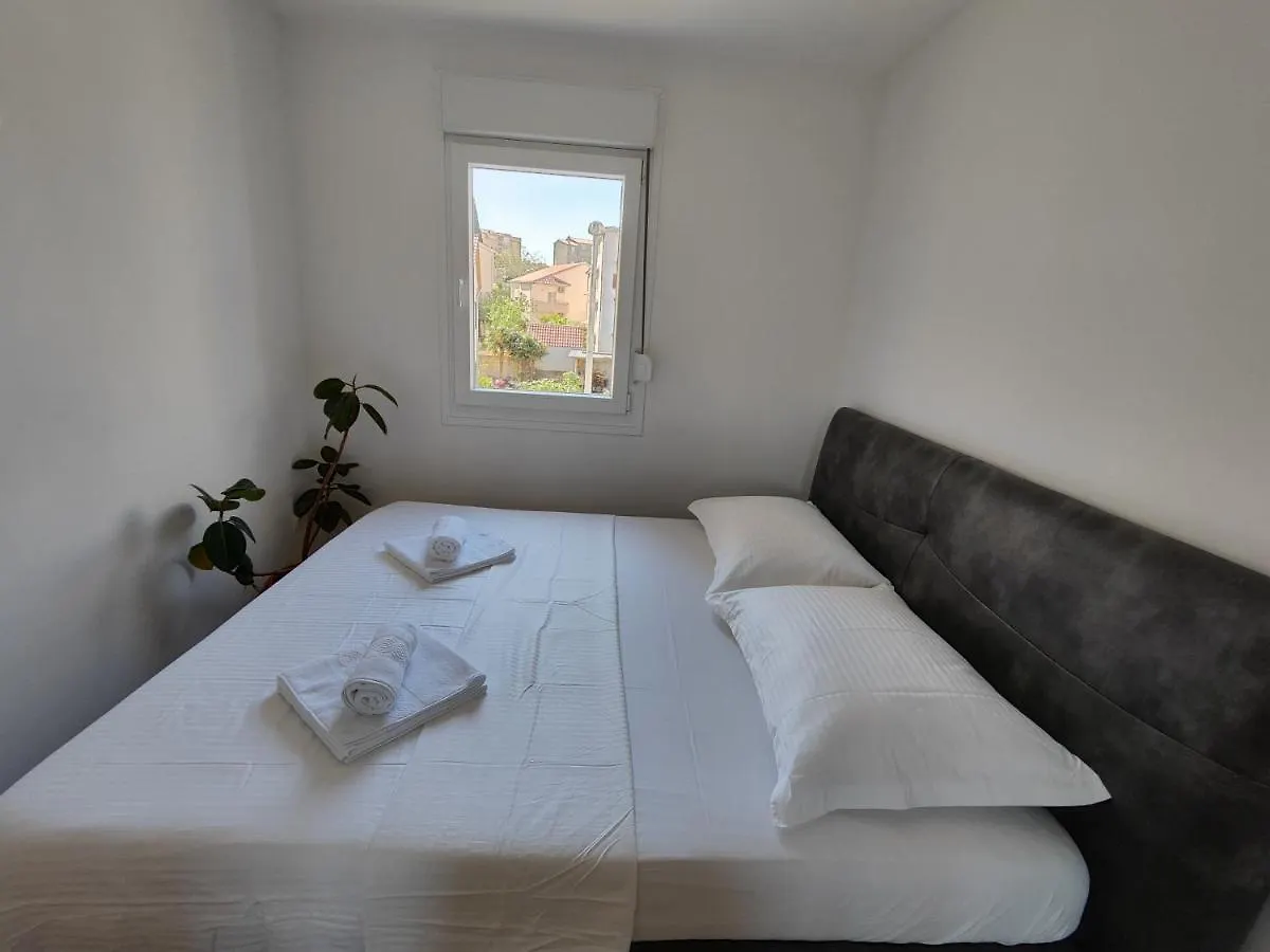 Lucy Apartment Split