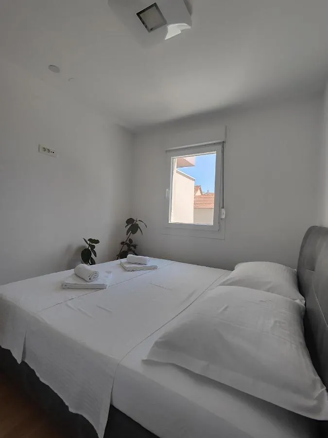 Lucy Apartment Split